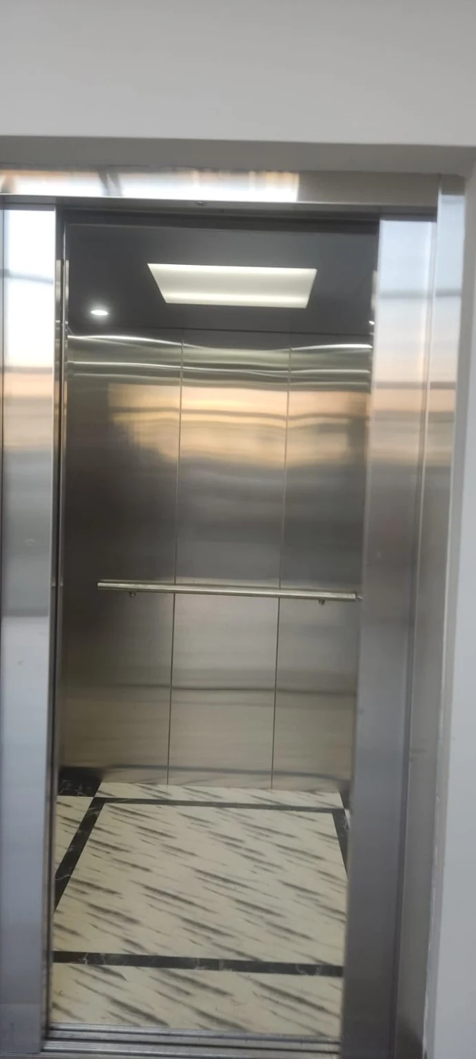 Cabina de ascensor en acero inoxidable de un proyecto de ELEVATOR PERÚ