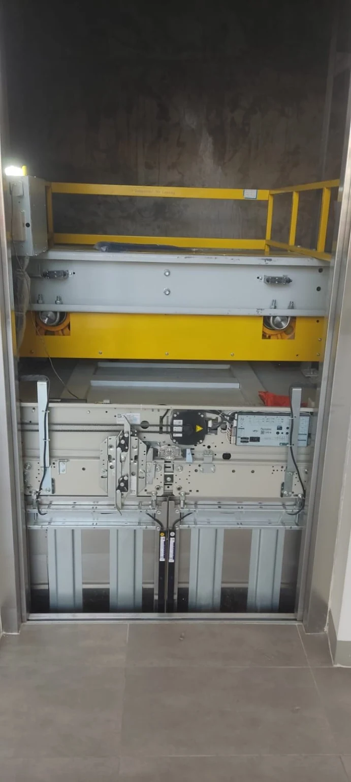 Mecanismo de puertas y estructura del ascensor durante el montaje